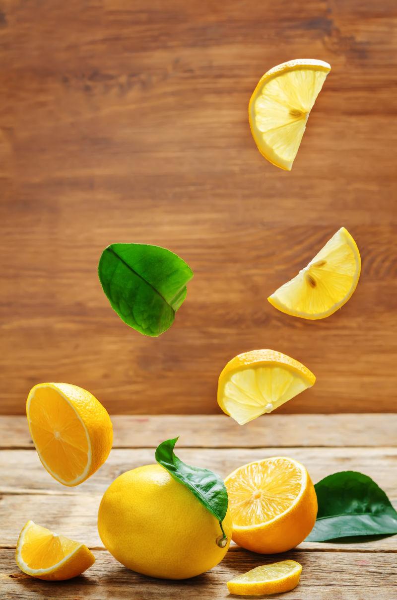 木片上有飞片的柠檬