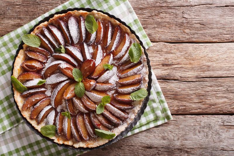 盘子里美味的巧克力甜点蛋糕