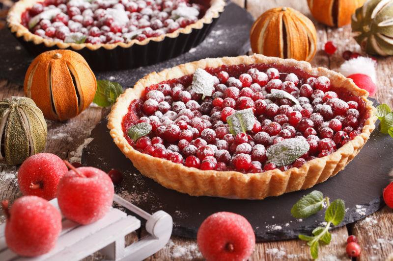 桌子上的蔓越莓精美甜点