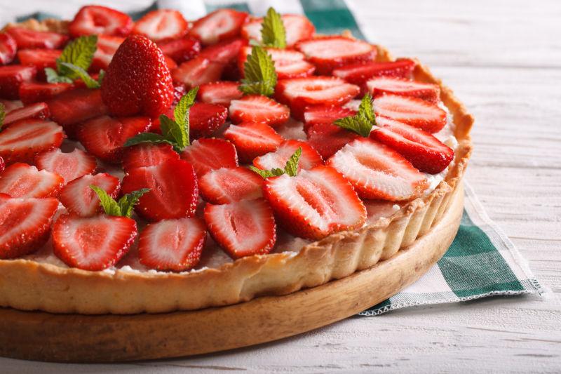 桌子上的美味草莓水果甜点