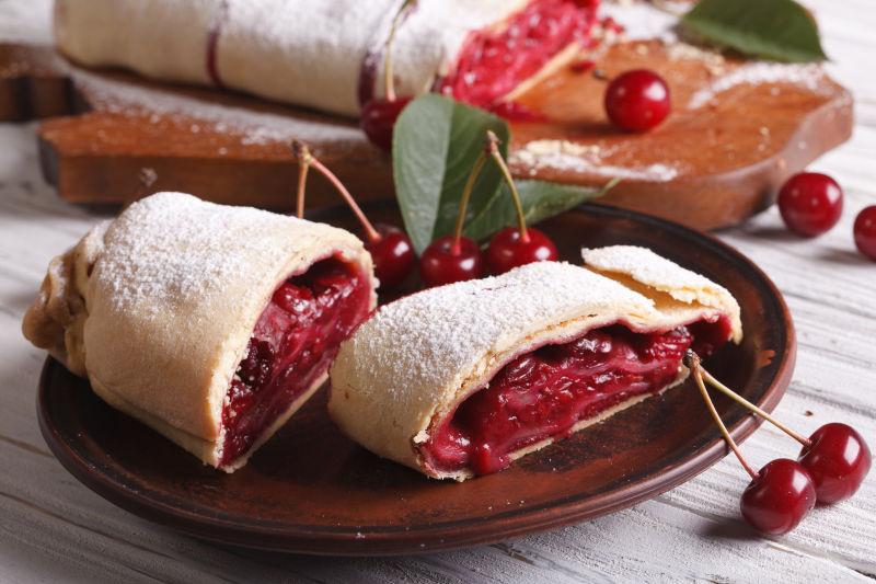 盘子里的樱桃馅甜点