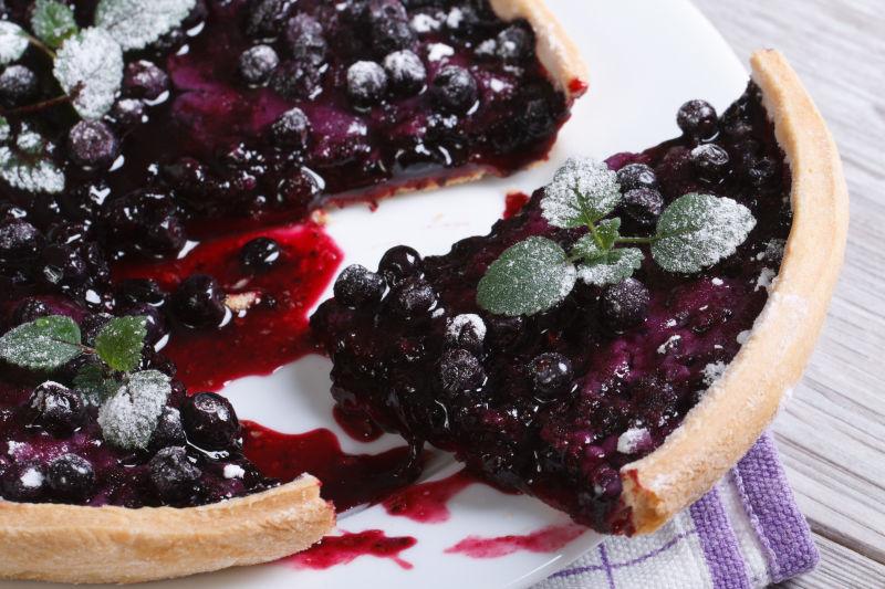 桌子上的美味蓝莓甜点