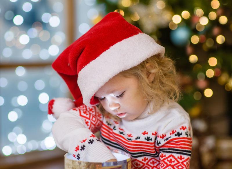 带着红色圣诞帽的可爱小女孩