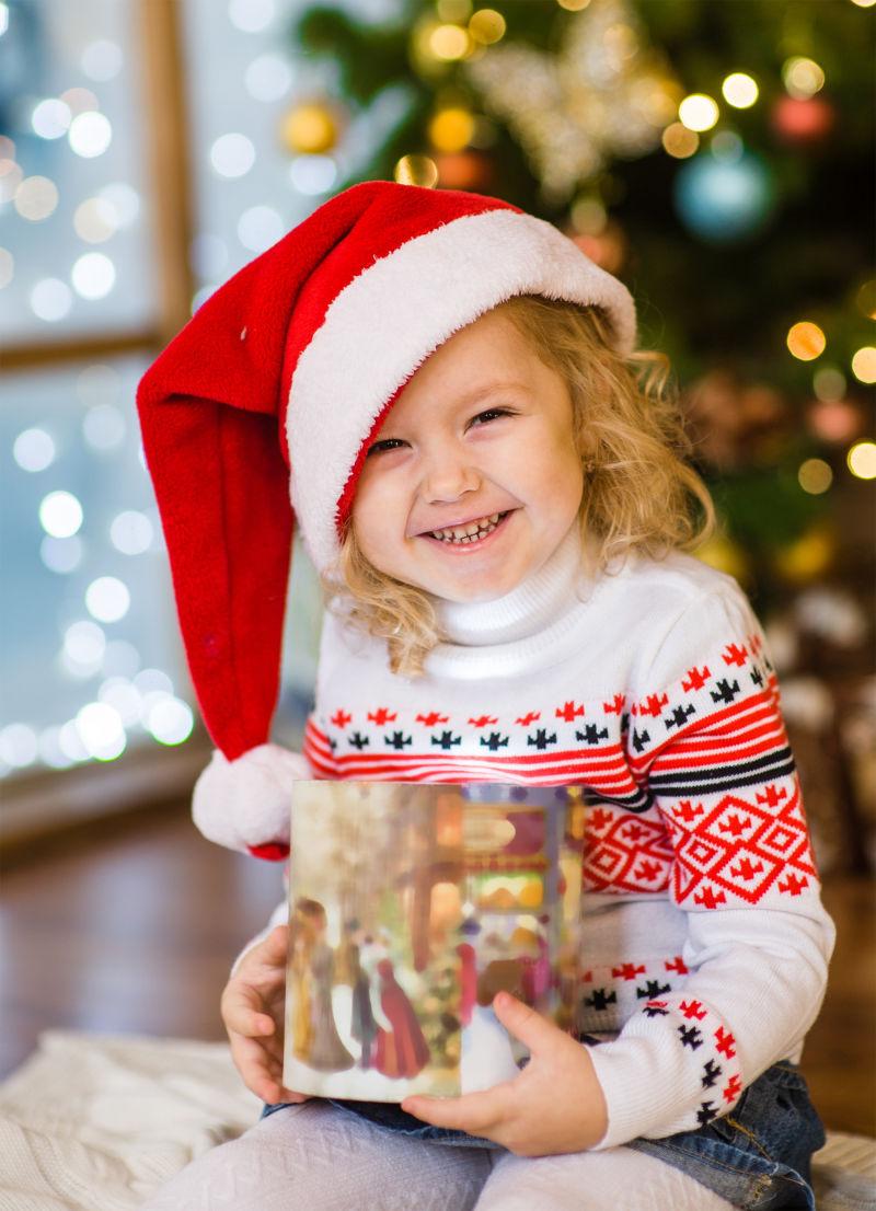 开心拿着礼物盒的小女孩