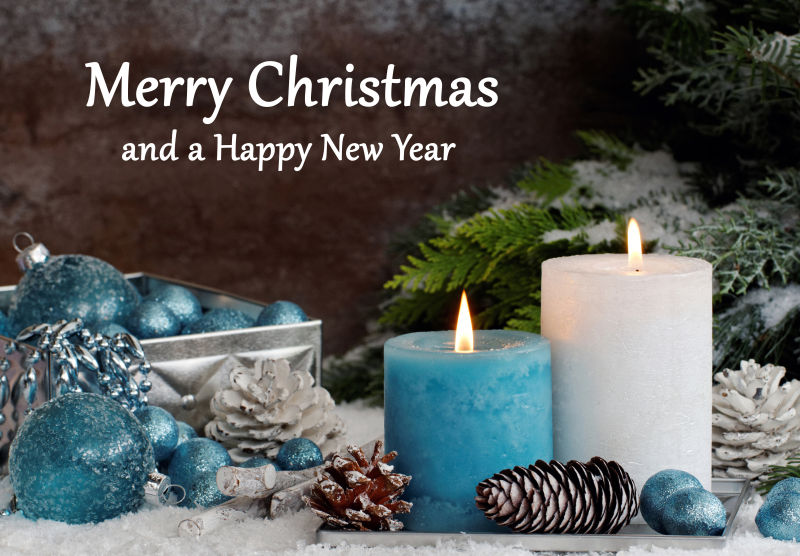 圣诞节装饰品与蜡烛庆祝圣诞快乐