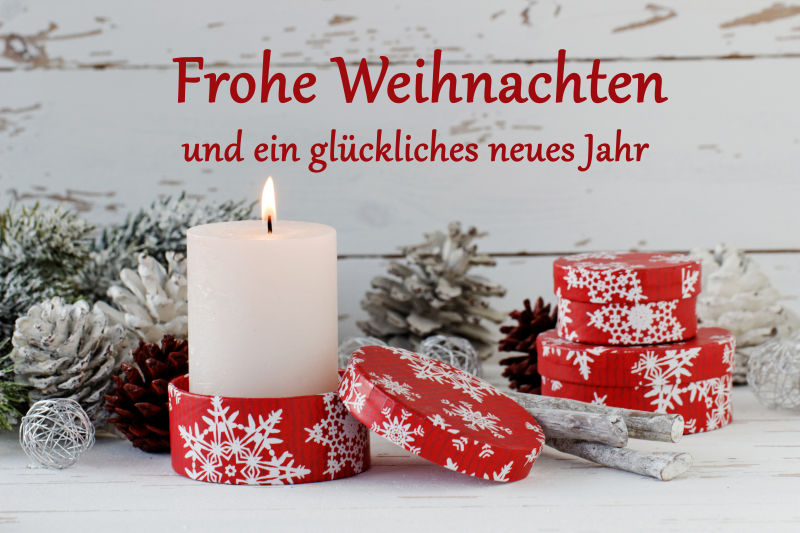 圣诞节的红色装饰品与白色蜡烛