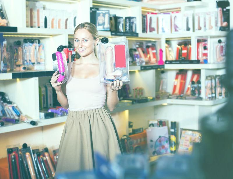 性感女郎在商店挑选商品