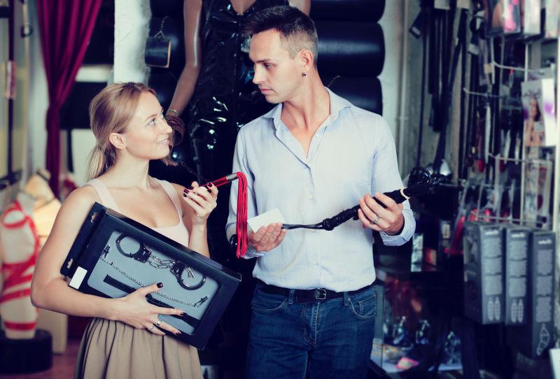 商店里挑选商品的情侣