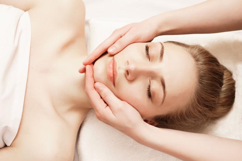 温泉浴场里做面部护理的美女