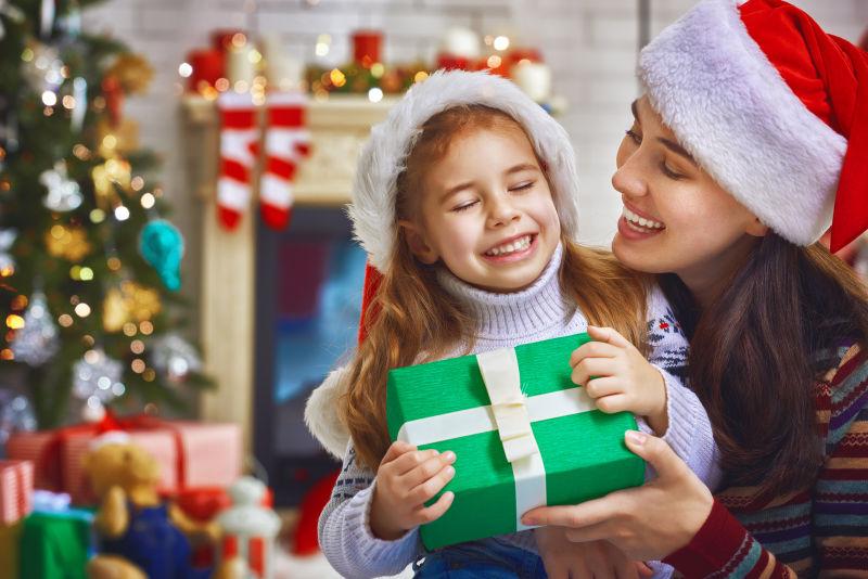 母女一起过圣诞庆典