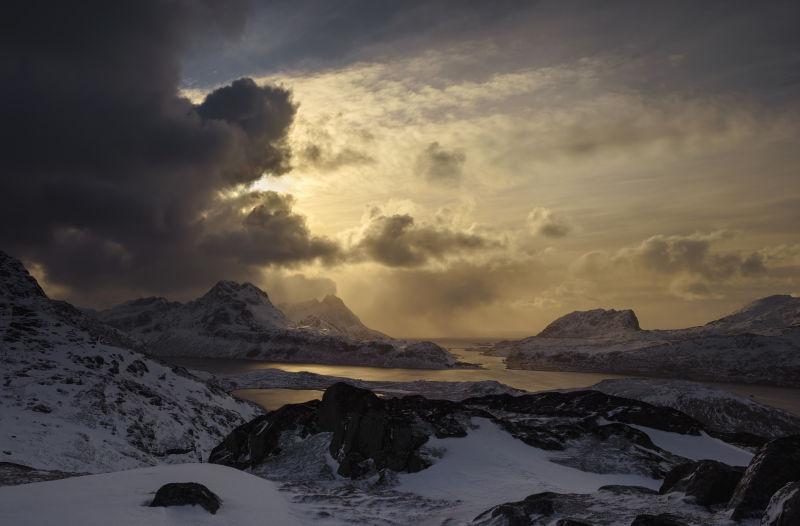 日落时分的罗弗敦群岛山脉的暴风雨天气