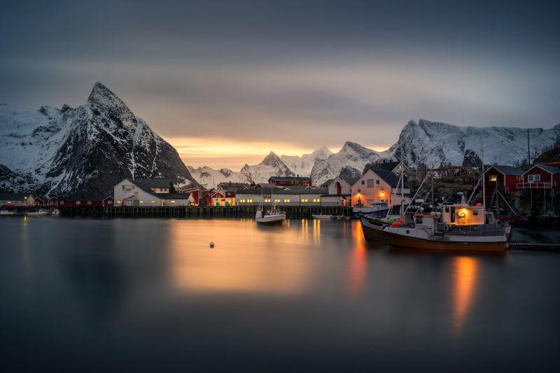 罗弗敦群岛的罗布汉姆村的山峦的日落