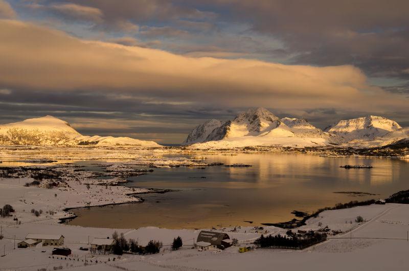 罗弗敦群岛雪山背景下的日落图片 罗弗敦群岛雪山背景下的日落素材 高清图片 摄影照片 寻图免费打包下载