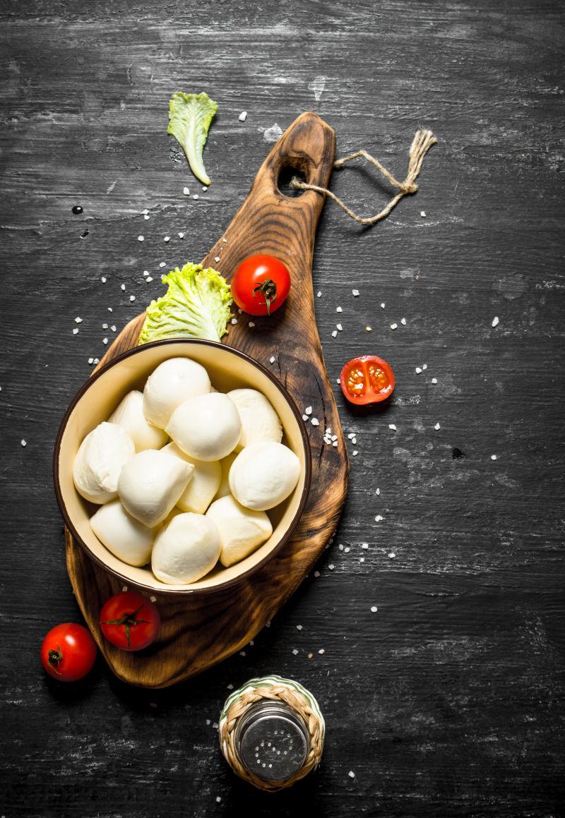 砧板上碗里的奶酪