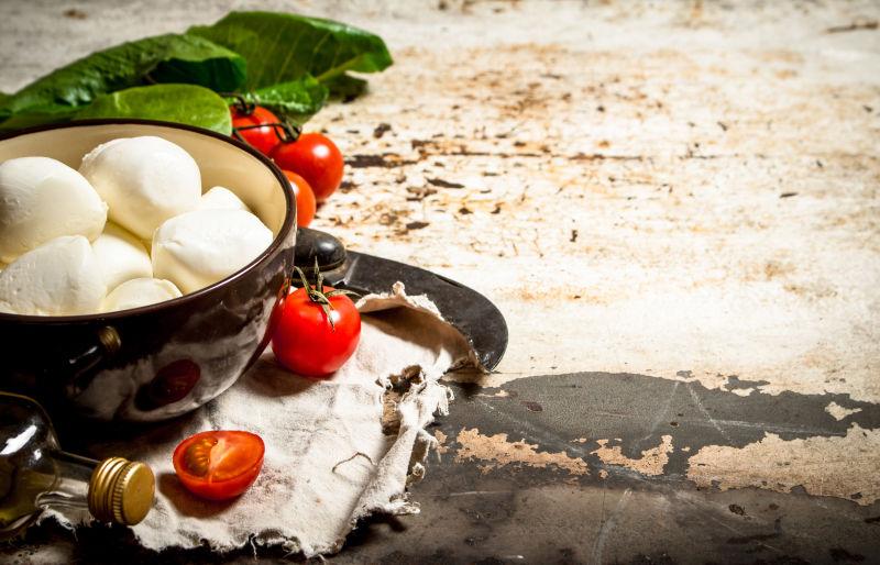 桌子上的奶酪和蔬菜