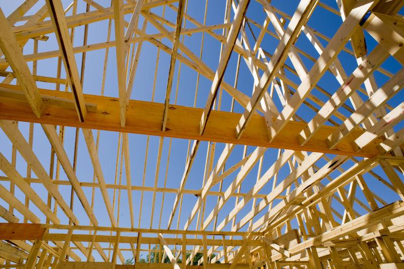 蓝天下房屋的木桁架