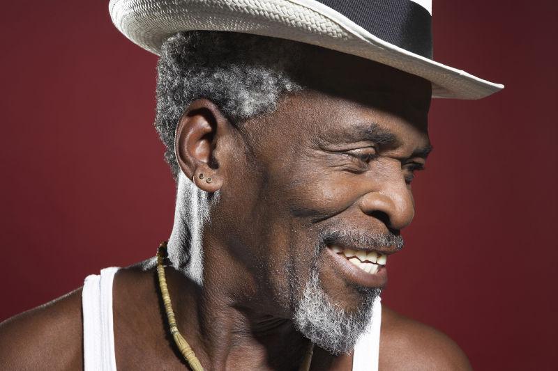 红色背景下费多拉微笑老人的特写镜头