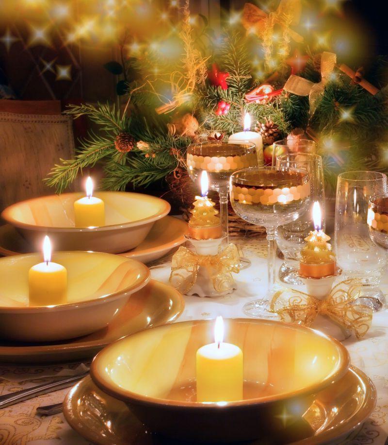 带圣诞气氛蜡烛的餐桌