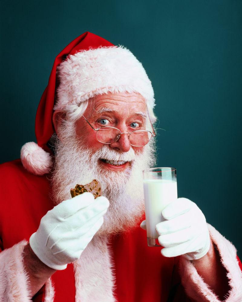 吃着饼干喝着牛奶的圣诞老人