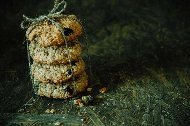 绿色竹席上的四块美味的燕麦饼干