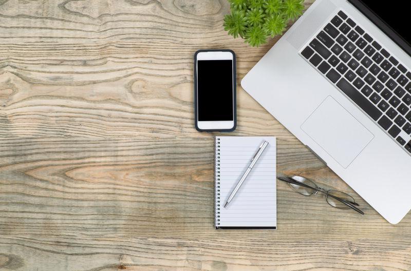 木制桌面的笔记本电脑