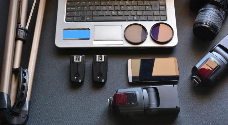 桌上的现代办公设备