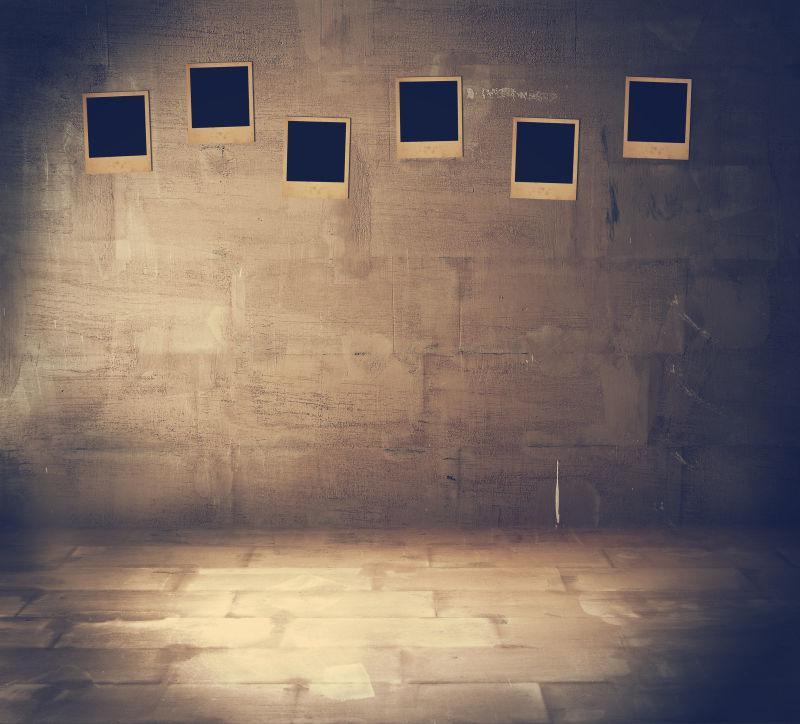 墙上挂着相片的复古房间