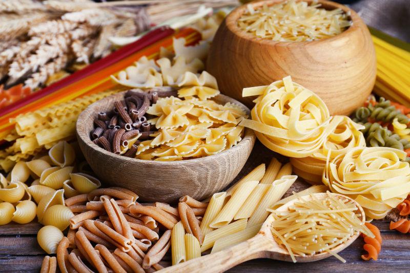 木桌背景不同种类的面食