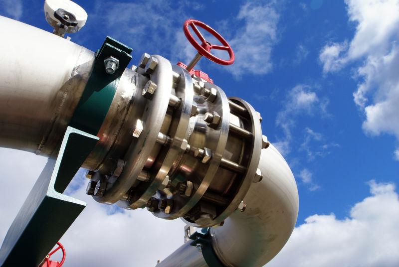 蓝天背景下工厂的管道和阀门