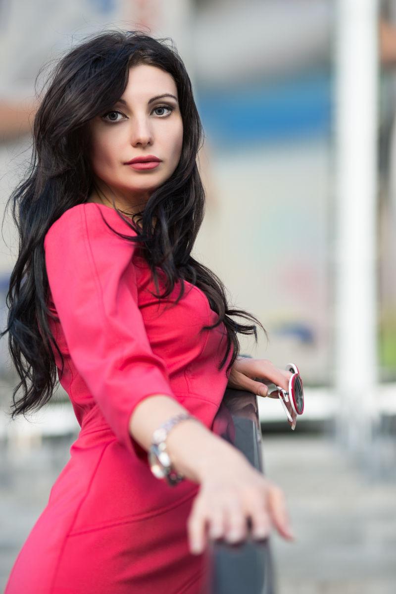 穿着红色礼服的迷人黑发女人