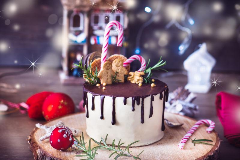 木架上的圣诞蛋糕