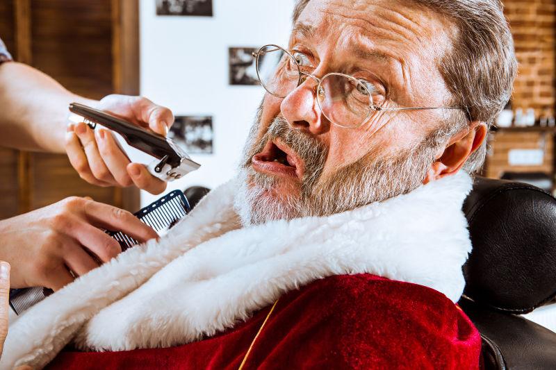 理发店惊恐的圣诞老人