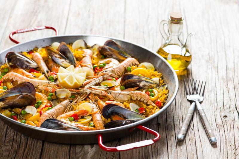 木桌上的一盆海鲜饭