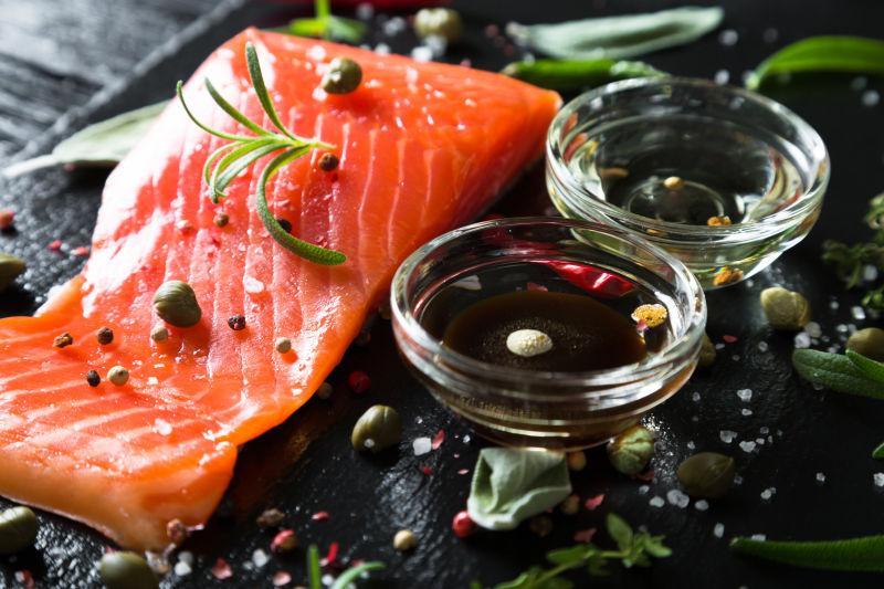 美味香辣的三文鱼