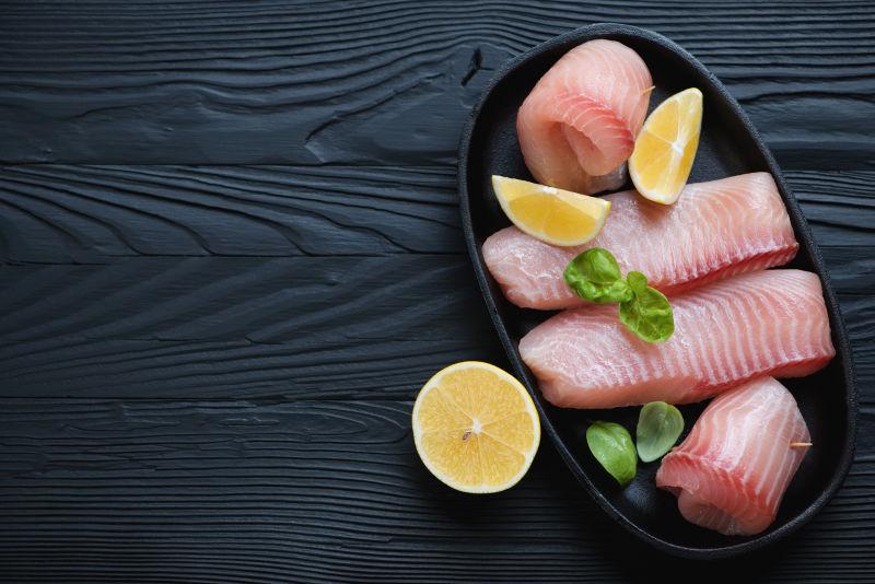 木桌上的罗非鱼鱼片