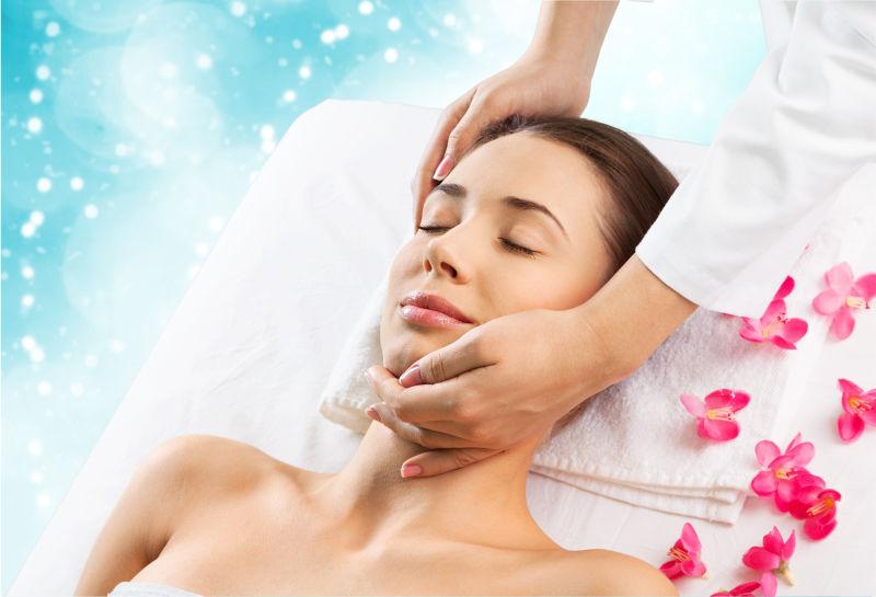 享受面部按摩的美女