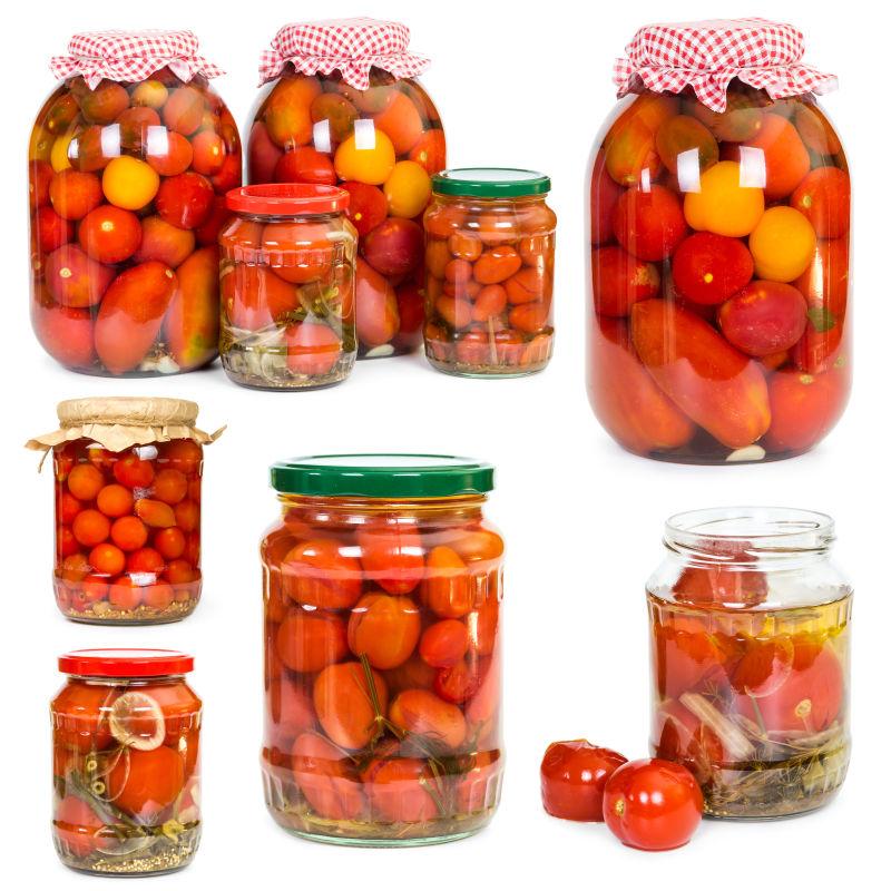 白色背景前的各种水果罐头