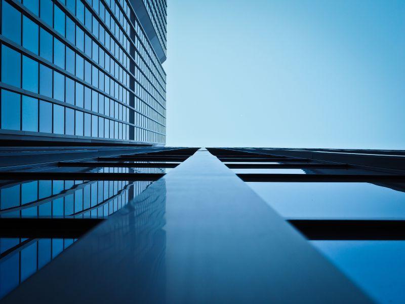 蓝色背景下的高楼