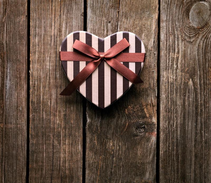 旧木头上的心形情人节礼物盒