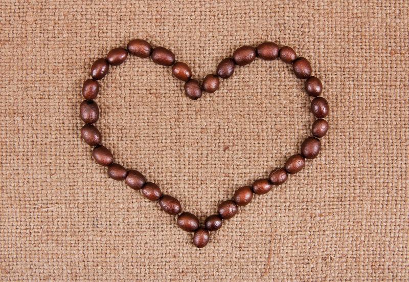 烘焙后的咖啡豆拼成的爱心