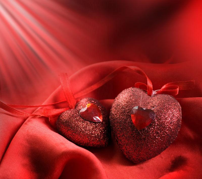 红色背景下的情人节心形装饰品