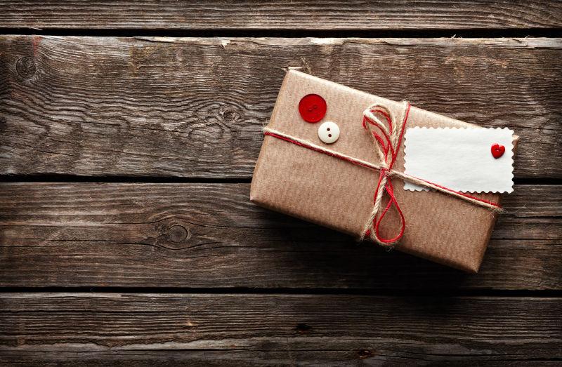 旧木桌上的旧式包装礼品盒和空白明信片