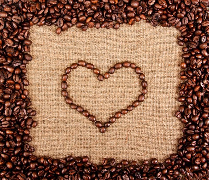 烘焙后的咖啡豆摆成的心形