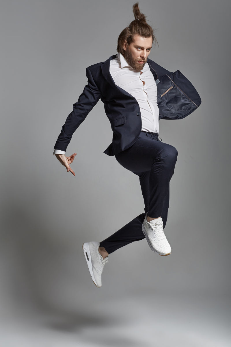 跃起的时尚帅哥