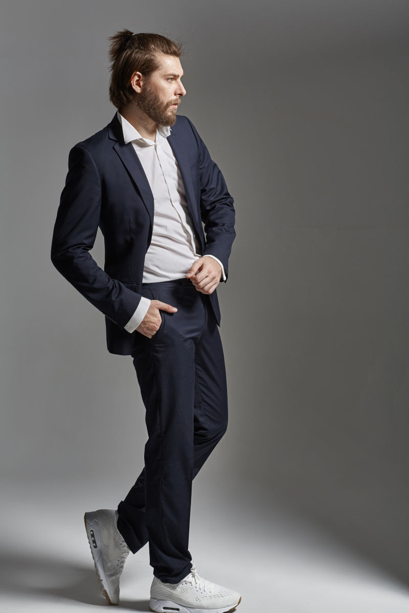 插着腰的时尚帅哥