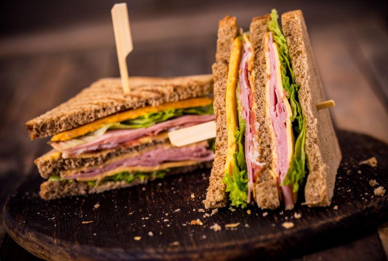 桌上美味夹心三明治