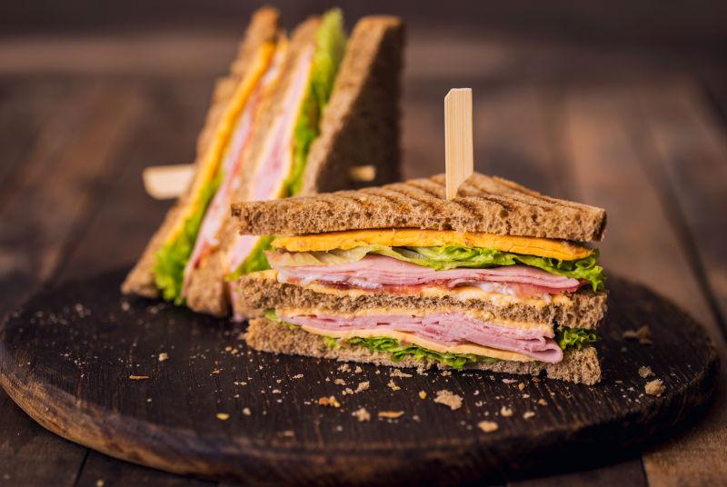 桌上的好吃的夹心三明治