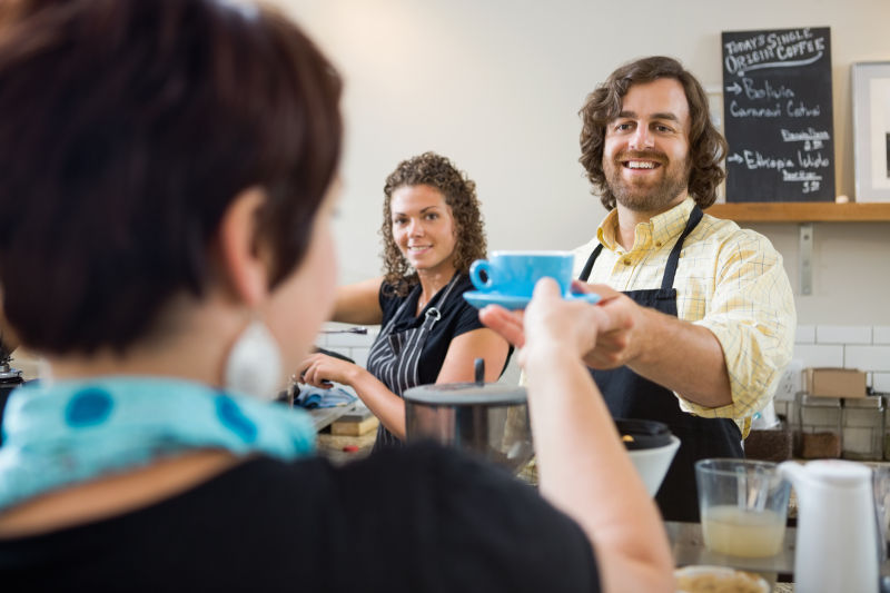 咖啡师给顾客递咖啡