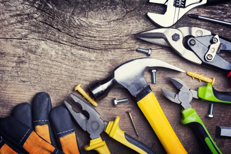 旧木板上的修理工具和螺丝钉