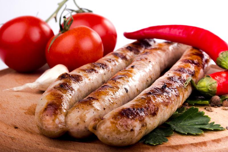 红辣椒西红柿烤香肠